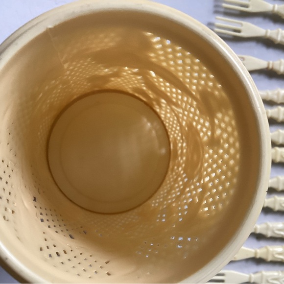 Vintage: Faux Ivory Rose & Lattice Holder ~ Cocktail Forks. - Picture 7 of 12